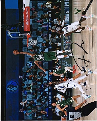 Giannis Антетокунмпо Милуоки Бъкс с автограф 8x 10 Забивка срещу Фотография Далас Маверикс - Снимки на НБА с автограф